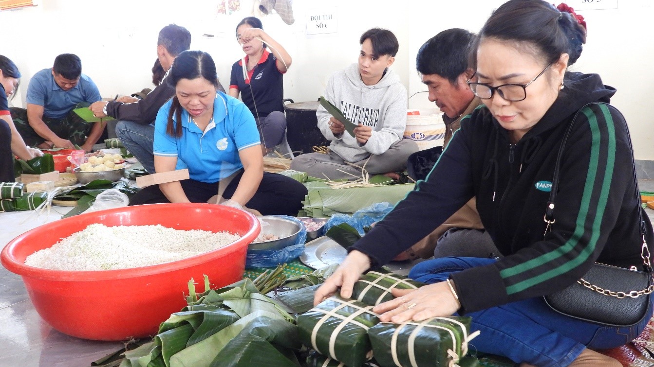 Sôi nổi hội thi gói bánh chưng xanh – Trao tết an lành ở xã Ea H’Leo